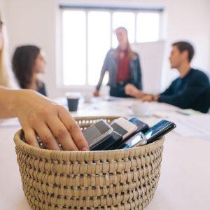 Kodėl verta turėti telefonui neprieinamas zonas namuose ir kaip jos pagerina sveikatą