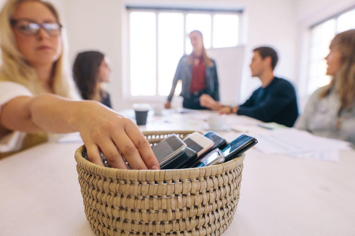 Kodėl verta turėti telefonui neprieinamas zonas namuose ir kaip jos pagerina sveikatą