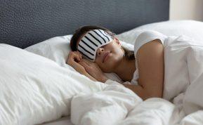 Kodėl žiemą sunkiau užmigti ir kas iš tikrųjų padeda miegoti geriau