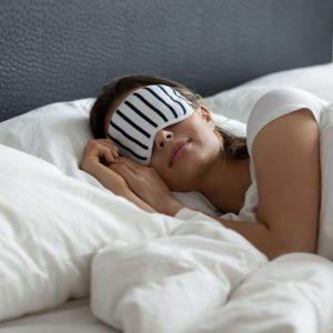 Kodėl žiemą sunkiau užmigti ir kas iš tikrųjų padeda miegoti geriau