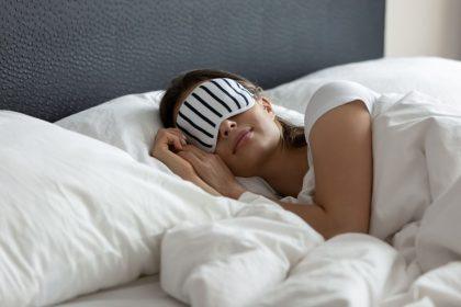 Kodėl žiemą sunkiau užmigti ir kas iš tikrųjų padeda miegoti geriau