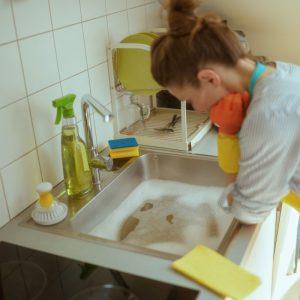 Kokių maisto produktų negalima pilti į kriauklę: tai gali užkimšti vamzdžius