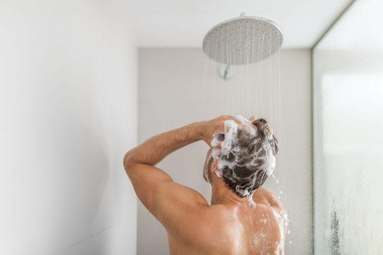 Kurią kūno dalį plaunate pirmiausiai? Štai ką tai sako apie jūsų asmenybę. Plaukus