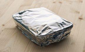 Maisto laikymas folijoje: kodėl tai pavojinga ir kaip daryti saugiau