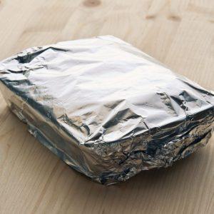 Maisto laikymas folijoje: kodėl tai pavojinga ir kaip daryti saugiau