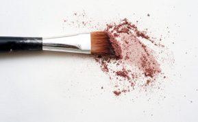 Makiažo dėmės ant drabužių – ne nuosprendis: triukai, kurie išgelbėjo ne vieną palaidinę