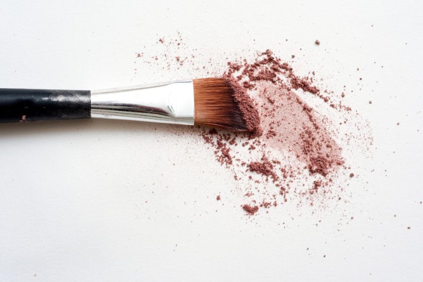 Makiažo dėmės ant drabužių – ne nuosprendis: triukai, kurie išgelbėjo ne vieną palaidinę