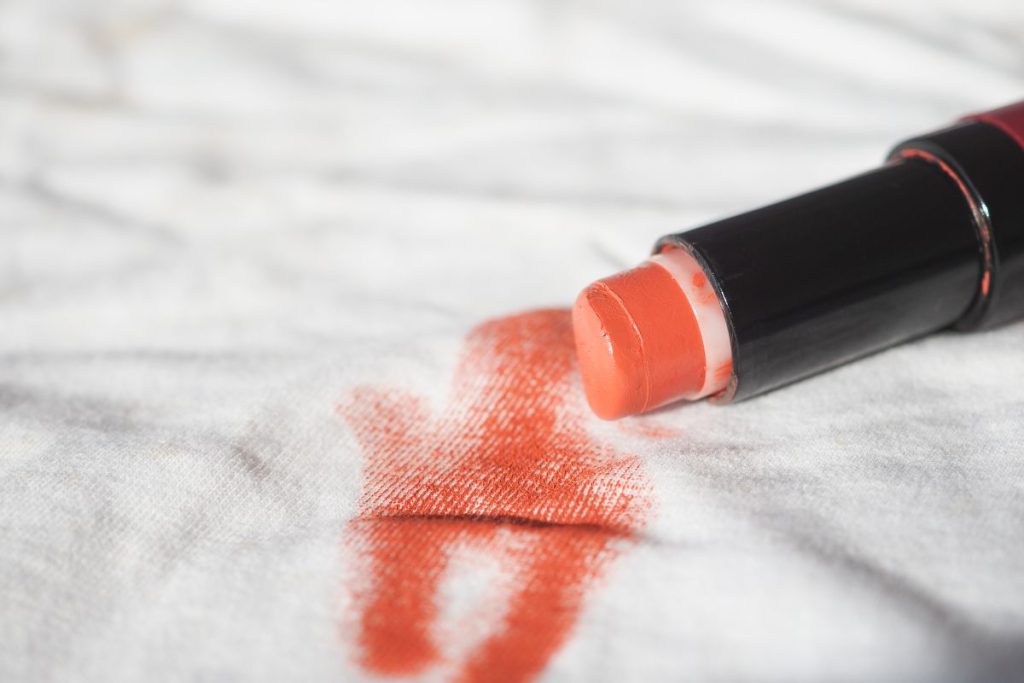 Makiažo dėmės ant drabužių – ne nuosprendis: triukai, kurie išgelbėjo ne vieną palaidinę. Lūpdažio dėmės