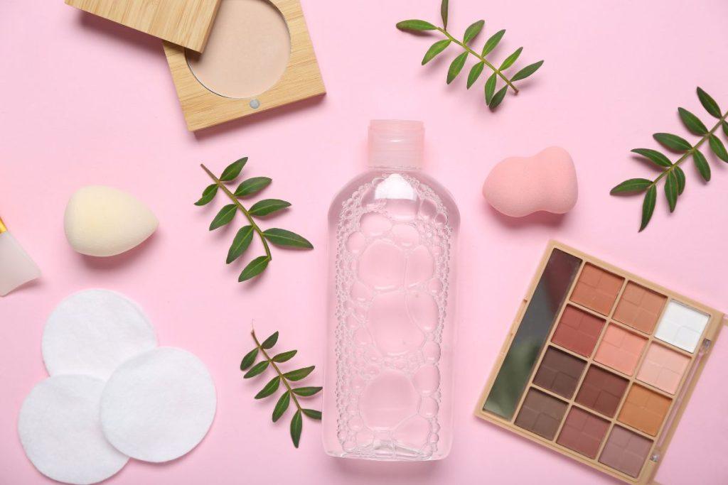 Makiažo dėmės ant drabužių – ne nuosprendis: triukai, kurie išgelbėjo ne vieną palaidinę. Micelinis vanduo