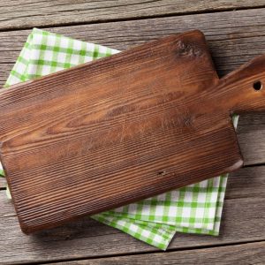 Medinė pjaustymo lentelė ar plastikinė? Mokslininkai atskleidė, kuri iš tikrųjų yra saugesnė