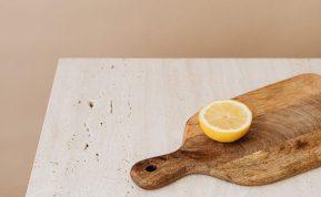 Medinė pjaustymo lentelė gali slėpti bakterijas: kaip ją valyti, kad nekenktų sveikatai