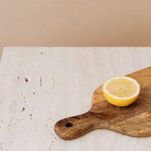 Medinė pjaustymo lentelė gali slėpti bakterijas: kaip ją valyti, kad nekenktų sveikatai