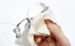 Meskite drėgnas servetėles: optikė atskleidžia, kaip iš tikrųjų reikia valyti akinius, kad nesugadintumėte lęšių