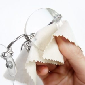 Meskite drėgnas servetėles: optikė atskleidžia, kaip iš tikrųjų reikia valyti akinius, kad nesugadintumėte lęšių