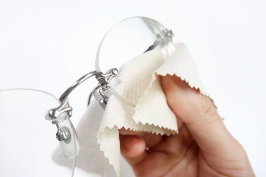 Meskite drėgnas servetėles: optikė atskleidžia, kaip iš tikrųjų reikia valyti akinius, kad nesugadintumėte lęšių