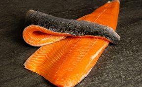 Mitybos specialistai atskleidė, kaip išsirinkti kokybišką lašišą šventėms