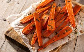 Morkos yra daug skanesnės nei gruzdintos bulvytės! Tiesiog sudėkite ant kepimo skardos ir pabarstykite česnakų mišiniu