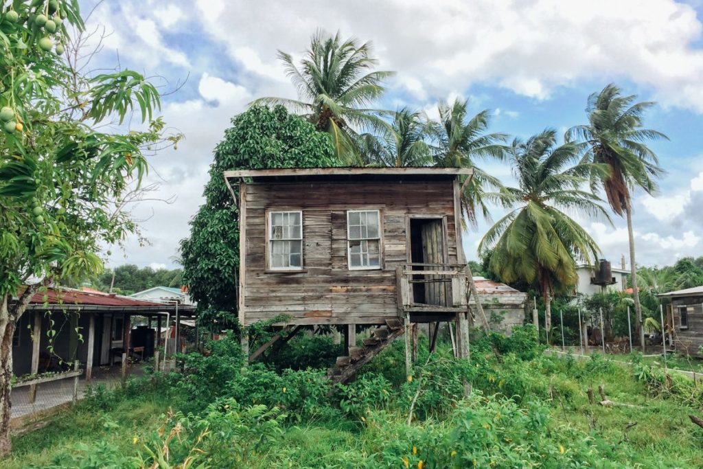 Namas ant polių prie upės Gajanoje