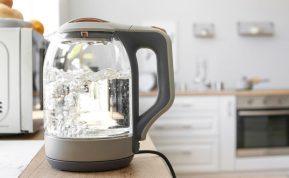 Naudojate elektrinį virdulį kasdien? Vienas įprotis gali pastebimai sumažinti Jūsų sąskaitas už elektrą