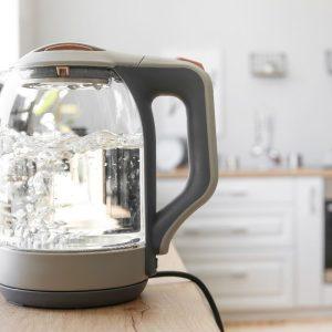 Naudojate elektrinį virdulį kasdien? Vienas įprotis gali pastebimai sumažinti Jūsų sąskaitas už elektrą