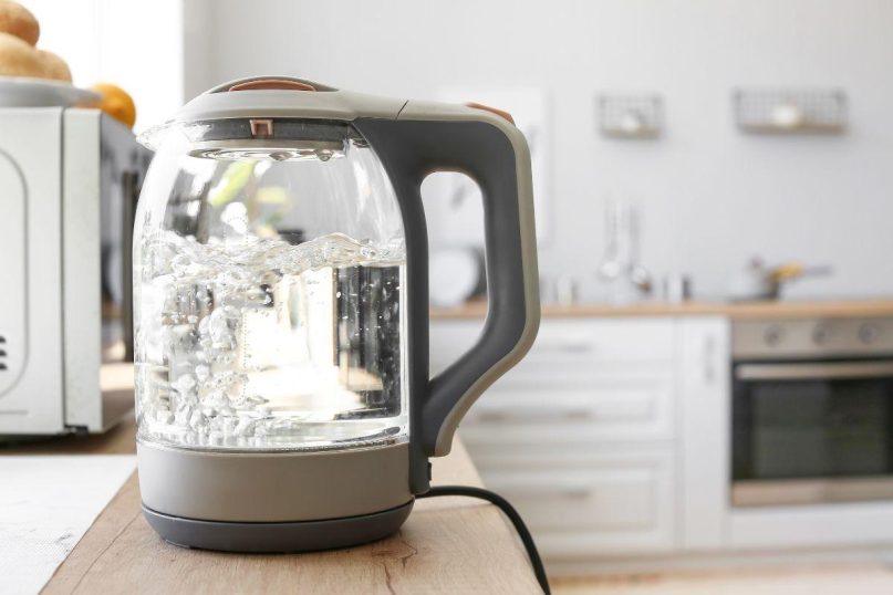 Naudojate elektrinį virdulį kasdien? Vienas įprotis gali pastebimai sumažinti Jūsų sąskaitas už elektrą