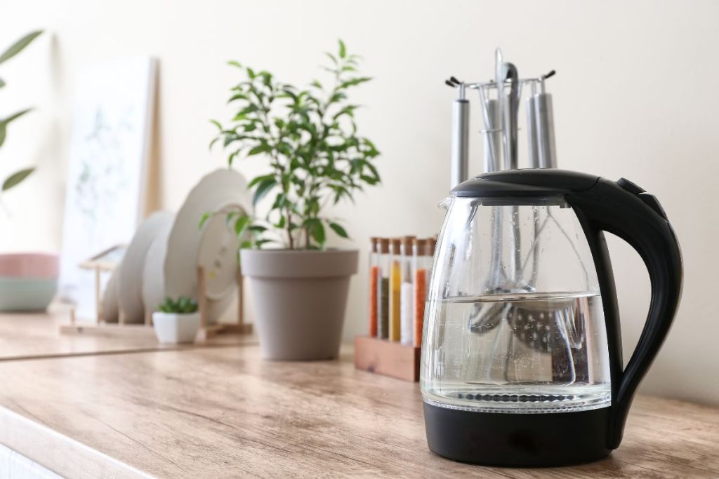 Naudojate elektrinį virdulį kasdien? Vienas įprotis gali pastebimai sumažinti Jūsų sąskaitas už elektrą. Elektrinio virdulio elektros sunaudojimas