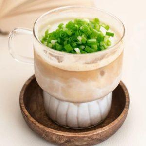 Nauja kavos manija užkariauja pasaulį. Tikrai ne kiekvienas išdrįstų paragauti.