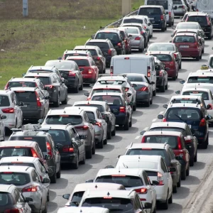 Naujos CO₂ normos tyliai išstums benzininius ir hibridinius automobilius: neišvengiamas 2035 metų tikslas