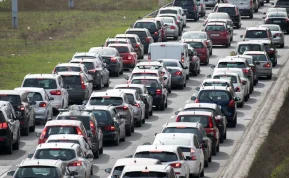 Naujos CO₂ normos tyliai išstums benzininius ir hibridinius automobilius: neišvengiamas 2035 metų tikslas