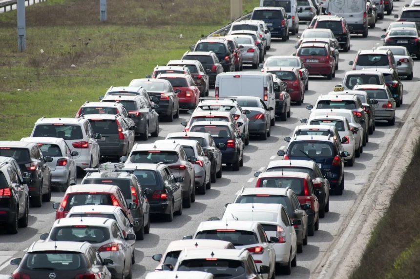 Naujos CO₂ normos tyliai išstums benzininius ir hibridinius automobilius: neišvengiamas 2035 metų tikslas