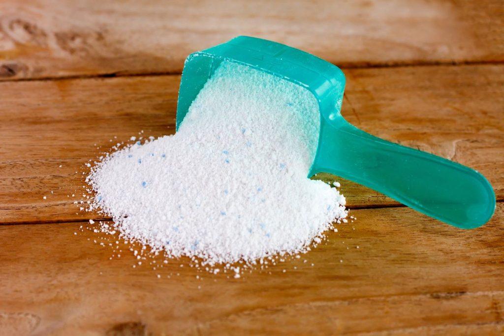 Nedarykite šios klaidos pildami skalbimo miltelius: skalbimo mašina tarnaus ilgiau. Ką daryti jei pamiršote įpilti miltelių