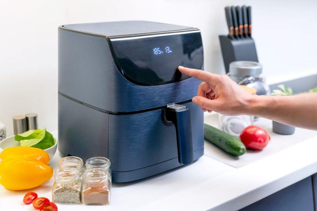 Nedėkite to į karšto oro gruzdintuvę. Viena klaida Jums kainuos naują prietaisą. Netinkami indai ir maistas