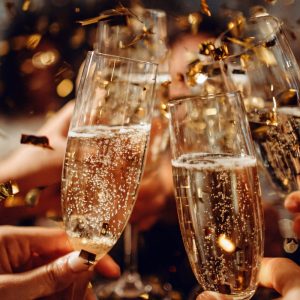 Neišgertei viso šampano? Štai paprasčiausias triukas, kuris išsaugos burbuliukus dar kelias dienas