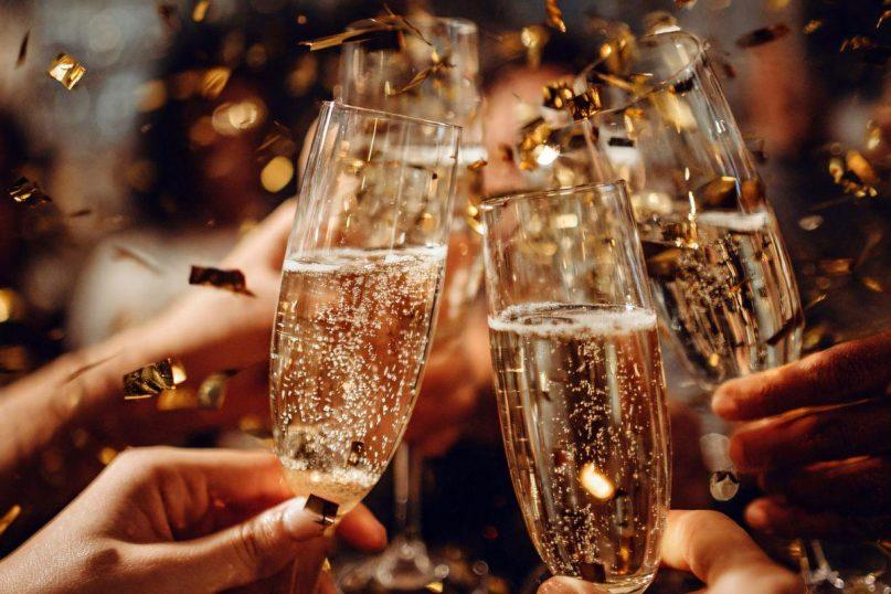 Neišgertei viso šampano? Štai paprasčiausias triukas, kuris išsaugos burbuliukus dar kelias dienas