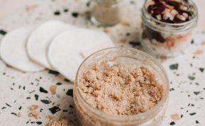 Neišmeskite į šiųkšledėžę: tai pavers jūsų odą švelnią it šilkas ir nekainuos nė cento