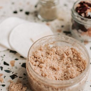 Neišmeskite į šiųkšledėžę: tai pavers jūsų odą švelnią it šilkas ir nekainuos nė cento