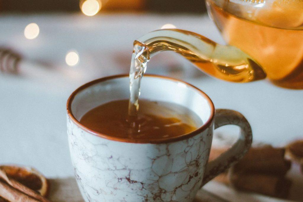 Neišmeskite – užplikykite. Močiutės gėrė šią arbatą, ir mokslas šiandien joms pritaria. Kada svogūnų lukštų arbata naudinga