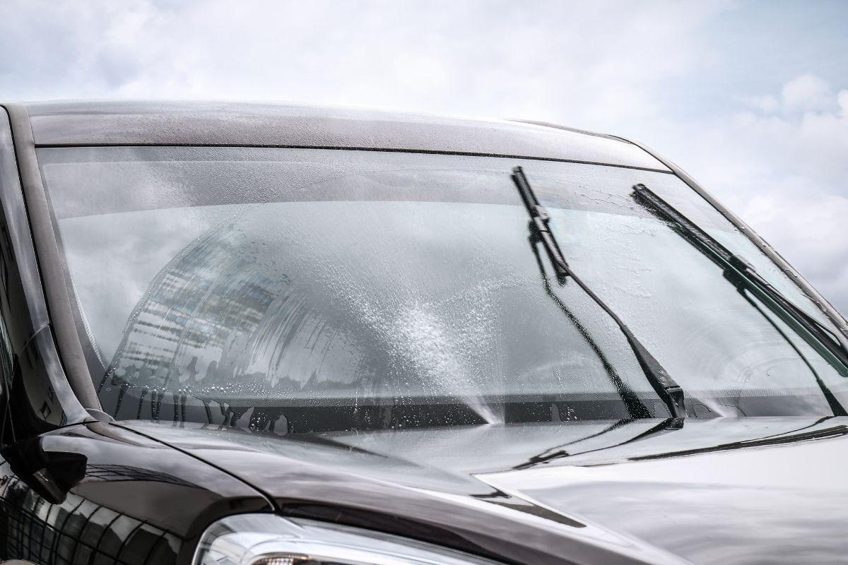 Neįtikėtina gudrybė vairuotojams: kaip WD-40 išgelbės jūsų valytuvus ir automobilio stiklą