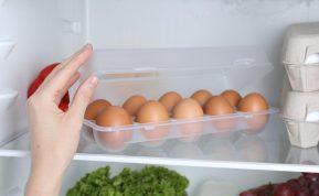 Nelaikykite kiaušinių šaldytuve: šis įprotis keičia vieno patiekalo skonį ir apie tai žino ne visi