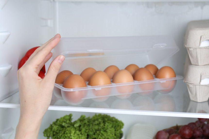 Nelaikykite kiaušinių šaldytuve: šis įprotis keičia vieno patiekalo skonį ir apie tai žino ne visi