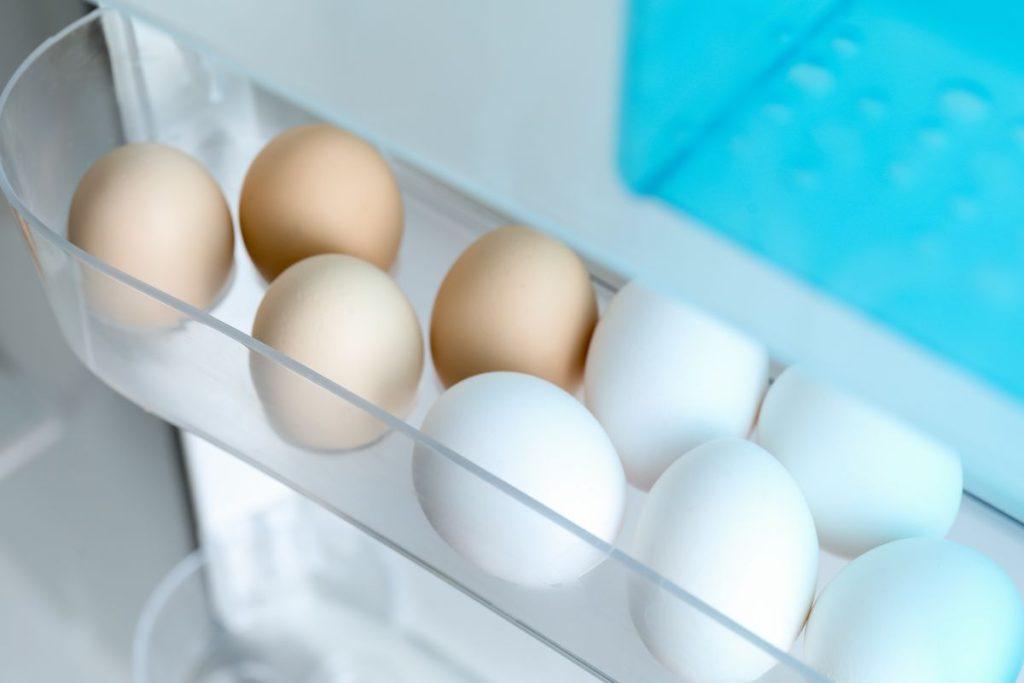 Nelaikykite kiaušinių šaldytuve: šis įprotis keičia vieno patiekalo skonį ir apie tai žino ne visi. Kodėl kiaušiniai laikomi šaldytuve?