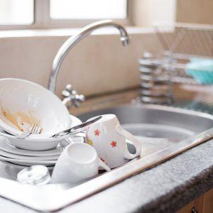 Nešvarūs indai gali virsti bėdų magnetu: štai kodėl neturėtumėte jų palikti nakčiai