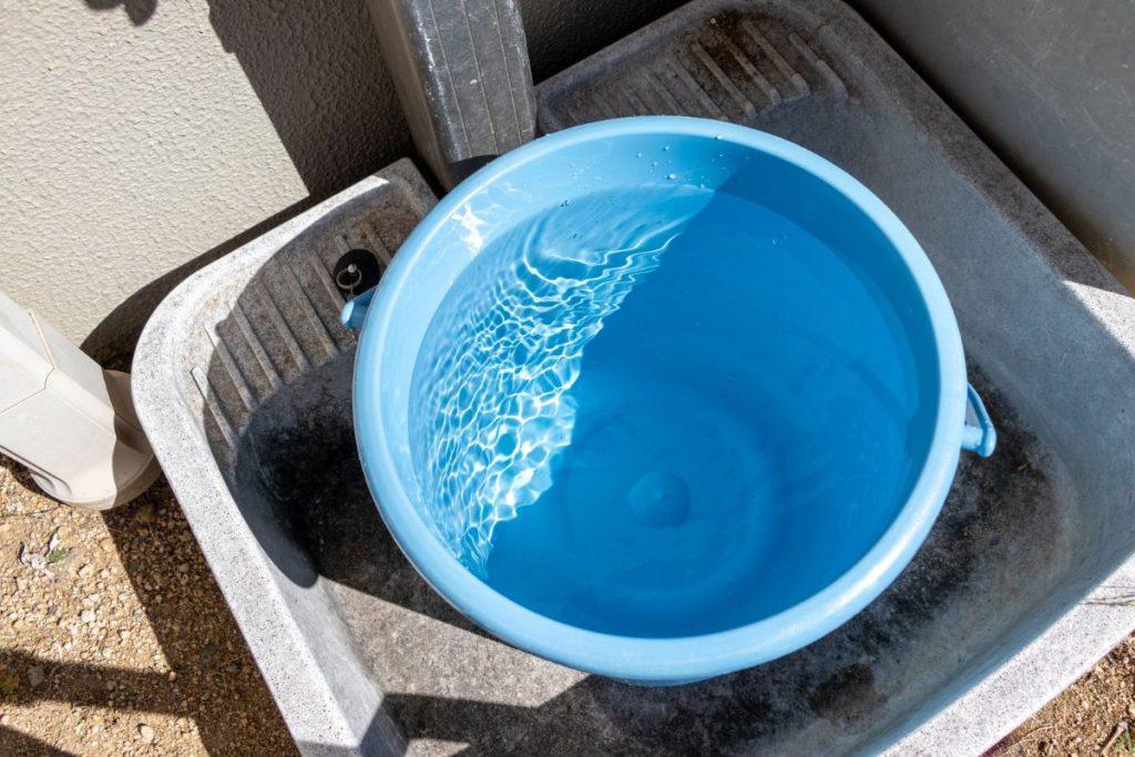 Netikėtas namų triukas su grindų semtuvėliu: pasitarnaus turintiems nedidelę kriauklę. Vandens pripildymas semtuvėliu