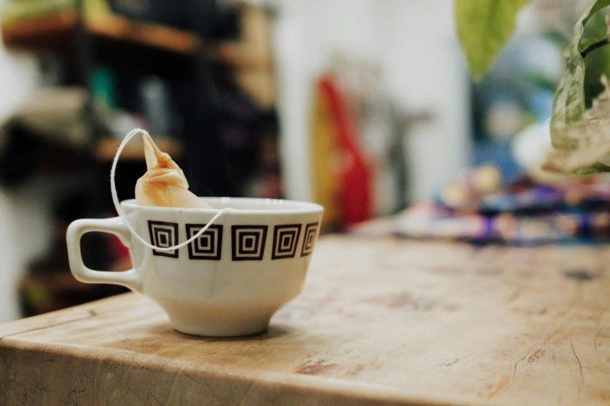 Niekada daugiau nespauskite arbatos maišelio: štai kodėl sugadinate arbatą ir kenkite sau