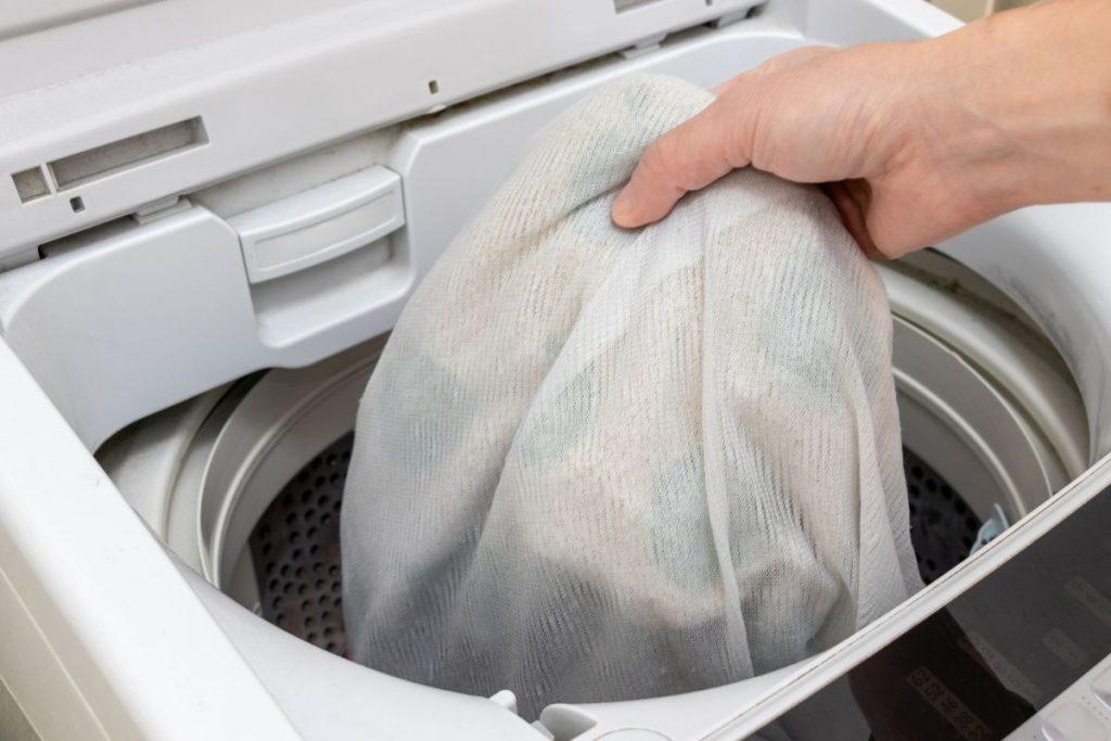 Norite neįtikėtinai baltų kojinių? Skalbdami naudokite vieną priemonę. Kaip balinti kojines