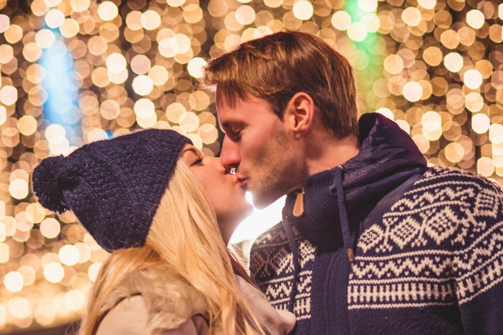 Norite sėkmės ir laimės naujaisiais metais? Šios pasaulio Naujųjų metų tradicijos nustebins net daug mačiusius. Pabučiuoti ką nors