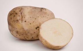 Perpjaunu pusiau ir palieku vonioje per naktį: mažai, kas žino šį bulvių panaudojimo būdą