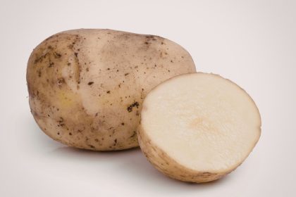 Perpjaunu pusiau ir palieku vonioje per naktį: mažai, kas žino šį bulvių panaudojimo būdą