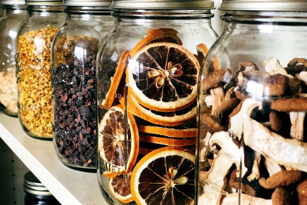 Padėkite tai spintelėse: maistinės kandys čia daugiau nekels kojos! Kaip išvenkti maistinių kandžių plitimo