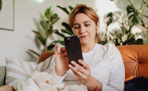 Padėkite telefoną bent kelioms dienoms: skaitmeninis detoksas gali pakeisti jūsų savijautą per šventes